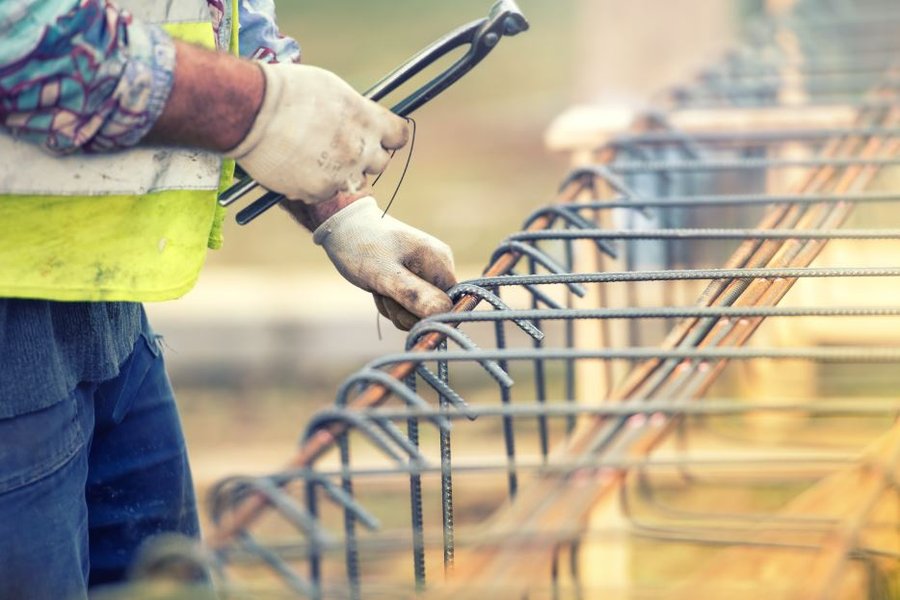 Equipe Castelofer trabalhando com ferro e aço para construção civil